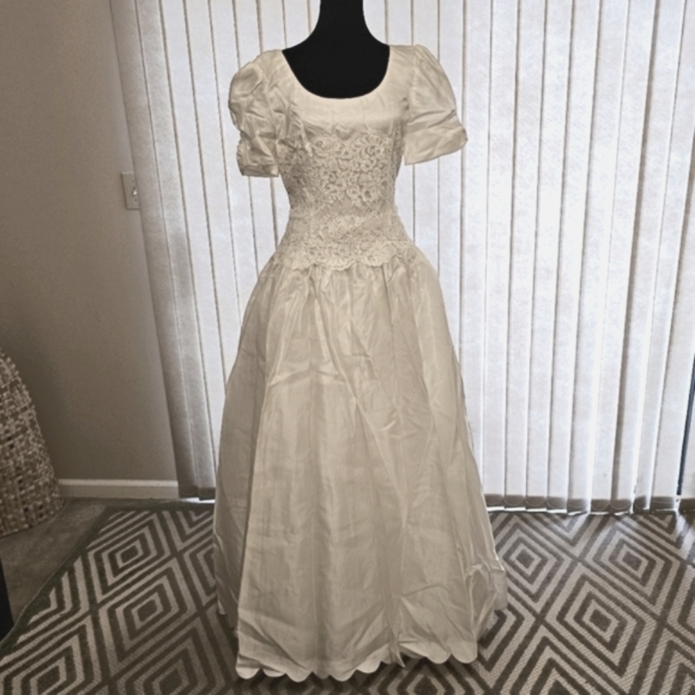 Elegant Ivory‎ Embroidered Wedding Dress